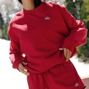 🔥NWT alo yoga accolade unisex crewneck pullover in victory red